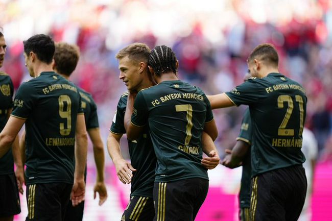 两个女人在有风景的海滩